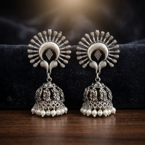 Boucles d'oreilles Jhumka légères en laiton imitation argent avec pierres Kundan et perles, bijoux ethniques indiens tendance et spectaculaires - Product Image 2