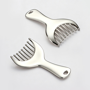 Peigne Gua Sha KINWONG 2-en-1 en alliage de zinc pour <span class=keywords><strong>massage</strong></span> du cuir chevelu, démêlant, grattoir pour le visage et le corps, personnalisable OEM, vente en gros - Product Image 1
