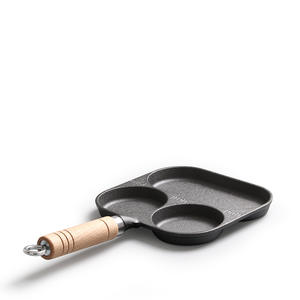 Poêle à frire multifonctionnelle <span class=keywords><strong>en</strong></span> <span class=keywords><strong>fonte</strong></span> à trois trous, sans revêtement, avec manche <span class=keywords><strong>en</strong></span> bois, compatible gaz et <span class=keywords><strong>induction</strong></span>, pour usage domestique, idéale pour les œufs et les raviolis - Product Image 3