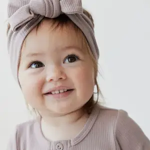Benutzer definierte Baby Kleinkinder gerippte Baumwolle Langarm Stram pler Jungen Mädchen Farbe passend gerippte Baumwolle geknotete Hüte