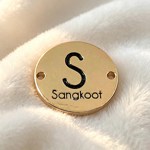 Plaque en laiton estampé avec logo en creux pour accessoires de bagagerie et articles en cuir - Product Image 2