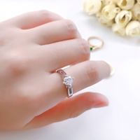 Bague de Fiançailles Classique Tendance pour Femme, Solitaire Scintillant en Zircon Cubique, Sertissage à Quatre Griffes, Pavé Latéral en Zircon, Bijou de Doigt, Cadeau