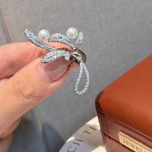 Broche de Hoja de Laurel con Incrustaciones Micro, de Alta Calidad, Combinado con Perla Natural de Agua Dulce de 5-6mm, para un Look Elegante - Product Image 4