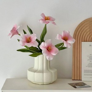 Arrangement de fleurs de tulipes artificielles dans un vase blanc, décoration moderne pour la maison, accessoire de mariage, léger, fait à la main pour le salon - Product Image 5
