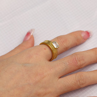 Breiter Edelstahlring mit Einlage, vergoldet, mit weißer Muschel, modischer Statement-Ring für Damen, Alltagsschmuck