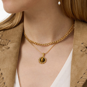 Collier en œil de tigre plaqué or avec pendentif serti pour femme, à porter au quotidien - Product Image 2