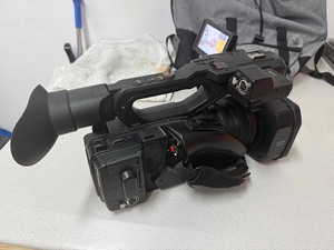 Cámara de Video Digital Híbrida de 5 Ejes con Sensor MOS de 1.0 Pulgadas y 21.09MP 20X 4K para AG-UX180MC - Product Image 2