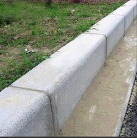 Bordure de trottoir en granit gris courbé sur mesure, finition martelée, durable et écologique pour allées de villas et construction routière