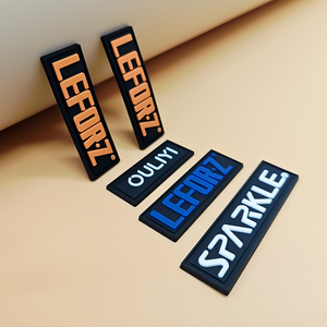 Logotipo personalizado de la marca Nombre Ecológico 3D Silicona Bordado Lentejuelas Etiqueta de transferencia de calor Parches para coser Parches de goma - Product Image 4
