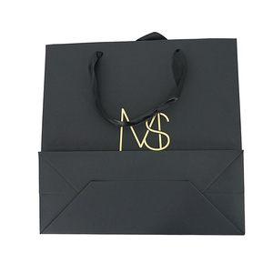 ถุงกระดาษช้อปปิ้งสีดำพิมพ์ลายตามสั่งสำหรับขายส่งพร้อมโลโก้สีทอง - Product Image 3