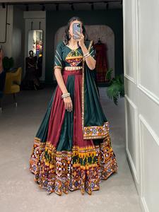 Diseño atractivo Lehenga de seda lisa e impresa con Gamthi y Mirror Work Choli para la noche de Navratri - Product Image 4