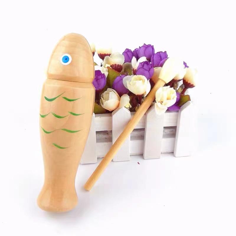 Pez de madera con forma de pez, color madera natural.