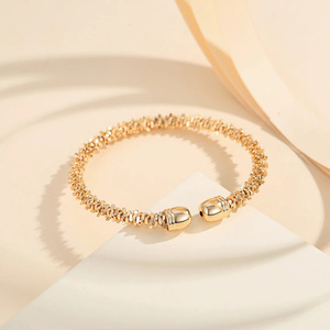 Bracciale da Donna di Alta Moda Francese, Design Intrecciato Placcato in Rame, Gioiello di Tendenza - Product Image 1