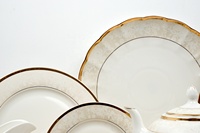 Ensemble de vaisselle de Table Posuda couleur ivoire vaisselle imprimée en céramique chinoise assiette de luxe pour le dîner avec jante en or