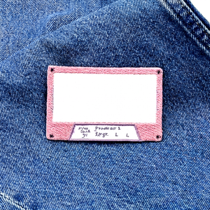 Étiquettes en tissu pour vêtements en polyester tissé, étiquettes enroulées personnalisées avec logo 3D en relief, découpe laser, sérigraphie - Product Image 1