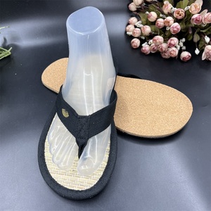 Sandales d'été en <span class=keywords><strong>bambou</strong></span> tressé d'herbe de vigne pour hommes et femmes Chaussons personnalisables à chevrons - Product Image 4