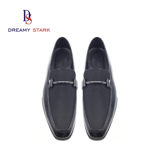 Zapatos Negros de Piel Genuina con Acabado Brillante, Cómodos y Ligeros, Estilo Ejecutivo para Oficina, Líneas Suaves, Diseño con Logotipo Personalizado - Product Image 4