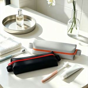 Sac de maquillage et de voyage en silicone léger et écologique avec fermeture éclair, résistant à l'eau, capacité moyenne - Product Image 1