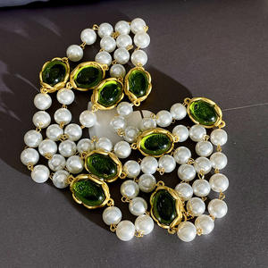 Collier en fausses perles avec incrustation de verre vert, chaîne de pull, style vintage pour femme, serti clos, perles blanches, bijoux en laiton, usage quotidien - Product Image 1