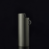 Logo personnalisé en gros métal J6 briquet coque métal briquet étui de protection avec trou de suspension pour J6