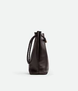Sac seau Bottega BV Andiamo, sac seau en cuir de veau soyeux avec détail de nœud signature et bandoulière coulissante Veneta - Product Image 4