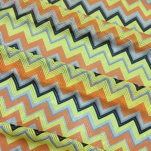 Tessuto Traforato <span class=keywords><strong>a</strong></span> <span class=keywords><strong>Maglia</strong></span> con Motivo Geometrico <span class=keywords><strong>a</strong></span> Strisce e Onde Zig Zag in Colori Metallici Dorati per Costumi da Bagno e Bikini - Product Image 5