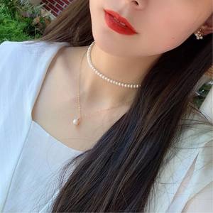 Collier classique style Hepburn en perles naturelles de petite taille plaqué or 14 carats, chaîne de clavicule pour femmes, collier ras du cou au design circulaire - Product Image 1