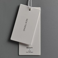 Étiquettes suspendues et étiquettes de marque personnalisées à faible MOQ avec logo imprimé, code-barres et finition gaufrée pour vêtements et chaussures en papier écologique