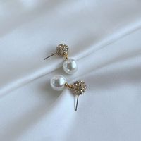 Boucles d'oreilles en métal de style influenceur, exquises, tendance, au design de niche, incrustées de diamants étincelants, exsudant une touche de luxe léger et géométrique.