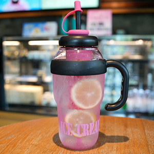 クリエイティブなアウトドア用コーヒージュースミルクコールドタンブラー水筒、蓋とストロー付き携帯用ドリンクカップ、プラスチック製飲料水ボトル - Product Image 2