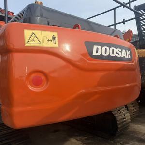 รถขุด Doosan DX300LC-9C สีส้ม พร้อมป้ายเตือนและรางตีนตะขาบ - Product Image 1