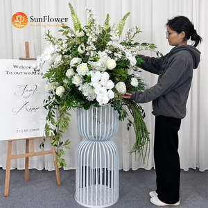 Arreglos Florales Artificiales Blancos y Verdes de Lujo para Decoración de Bodas y Estilismo de Locales de Alta Gama - Product Image 1