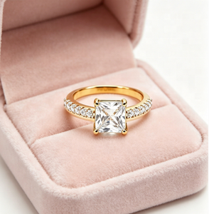 Anillo de compromiso de latón chapado en oro de 18 quilates con circonita cúbica de corte princesa cuadrado, banda lateral pavé, anillo de promesa de boda de circonita cúbica para mujer, venta al por mayor - Product Image 2