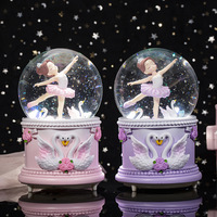 Ballet personnalisé fille rotatif musical ballon d'eau atmosphère maison décoration de bureau résine boule à neige ornements
