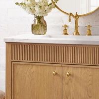 Meuble-lavabo autoportant à façade cannelée avec double porte de rangement, vasque en céramique, finitions personnalisées, armoire de salle de bain de luxe rétro