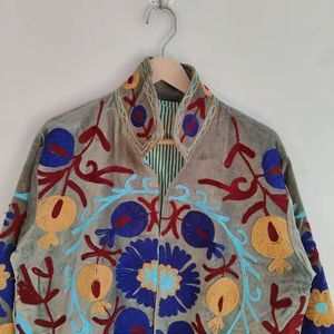 Chaqueta Suzani de Terciopelo, Abrigo Floral Bordado Estilo Boho, Chaqueta Tribal Uzbeka Hecha a Mano, Prenda Exterior Artística - Product Image 1