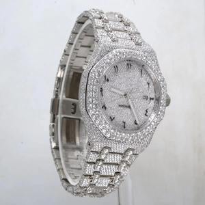 Reloj de Acero Inoxidable con Diamantes VVS y Logotipo Personalizado de Diseño Único, con Manecillas Luminosas para Uso Nocturno, Disponible a Precio de Mayoreo - Product Image 1