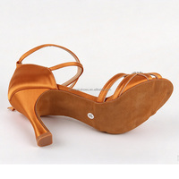 Nouvelle Arrivée Chaussures de Danse Classiques pour Femmes, Talon Souple 8CM, Chaussures de Danse Latine Salsa Ballroom Tango pour Filles, Marron Satiné, Chaussures de Soirée OEM
