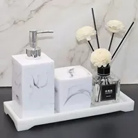 Ensemble d'accessoires de salle de bain classiques en résine marbrée imperméable avec distributeur de savon, gobelet, porte-brosse à dents et plateau pour maisons modernes