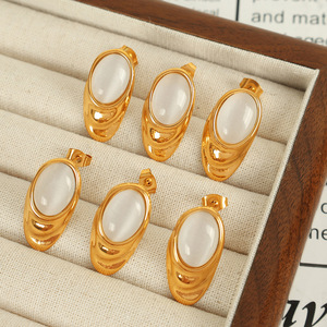 ต่างหูแบบติดหูโอปอลสีขาวสไตล์ยุโรปอเมริกันสำหรับผู้หญิง ทำจากไทเทเนียมสตีล ชุบทอง 18k ประดับขอบแบบ Bezel เหมาะสำหรับใส่ทุกวัน - Product Image 1