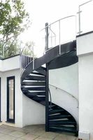 Escalier en colimaçon en verre au design simple, escalier hélicoïdal moderne pour intérieur avec marches en bois