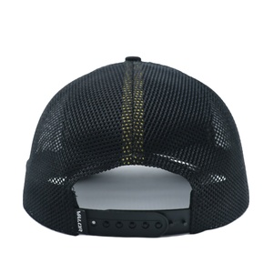 Gorra Trucker Negra Unisex Estilo 112 Personalizada, de Alta Calidad, con Logotipo de Goma Impermeable, Moderna para Uso en Exteriores - Product Image 4