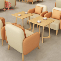 Ensemble de mobilier de restaurant commercial : Canapés deux places beige et vert, table basse ovale en bois moderne et durable avec pieds géométriques