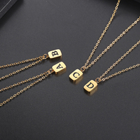 Mode lettre pendentif titane acier collier européen et américain 26 lettre carré bijoux unisexe fête date cadeau de vacances