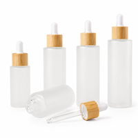 Vente en gros de flacons compte-gouttes en verre givré de 20 à 100 ml, couleur personnalisée, avec bouchon en bambou, pour sérum, huile essentielle, emballage cosmétique