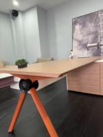 Table de bureau exécutive moderne et élégante : Système de rangement intégré et dissimulé, idéal pour les zones de travail de direction en usine