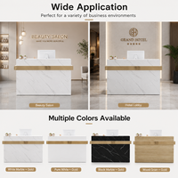 Comptoir de réception moderne de luxe effet marbre blanc avec finition dorée élégante pour salon de beauté et magasin de vêtements