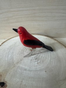 Figura de pájaro rojo de vidrio soplado a mano, adorno decorativo con temática animal, hecho de vidrio con alas y cola negras. - Product Image 5