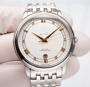 Reloj Redondo de Acero Inoxidable Plateado con Esfera Blanca, Números Romanos Dorados y Fecha, Omegaes - Product Image 3