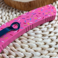 Couteau de camping EDC WJS style Karambit avec poignée donut (rose/noir) – Vis arc-en-ciel à bouton-poussoir et motif mignon à paillettes